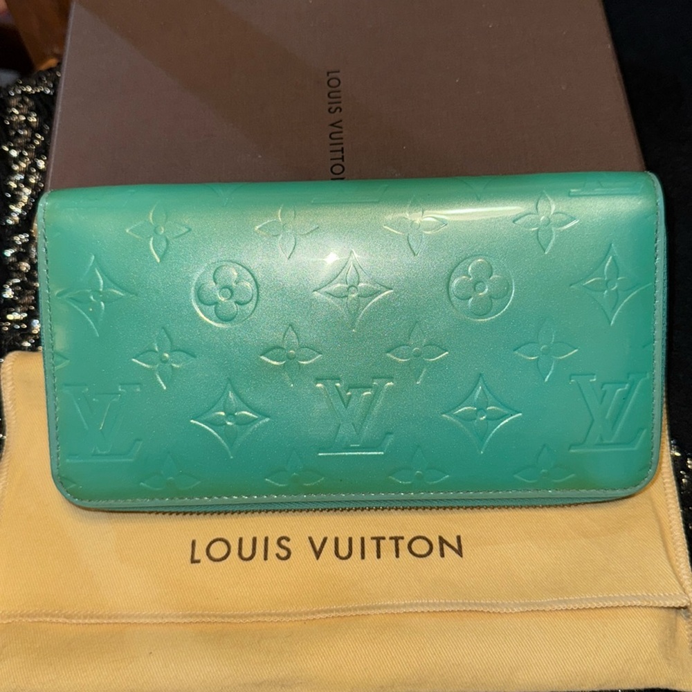 Women’s or Men’s Light Blue Vernis Monogram Zippy Wallet. Comes w box & dust bag